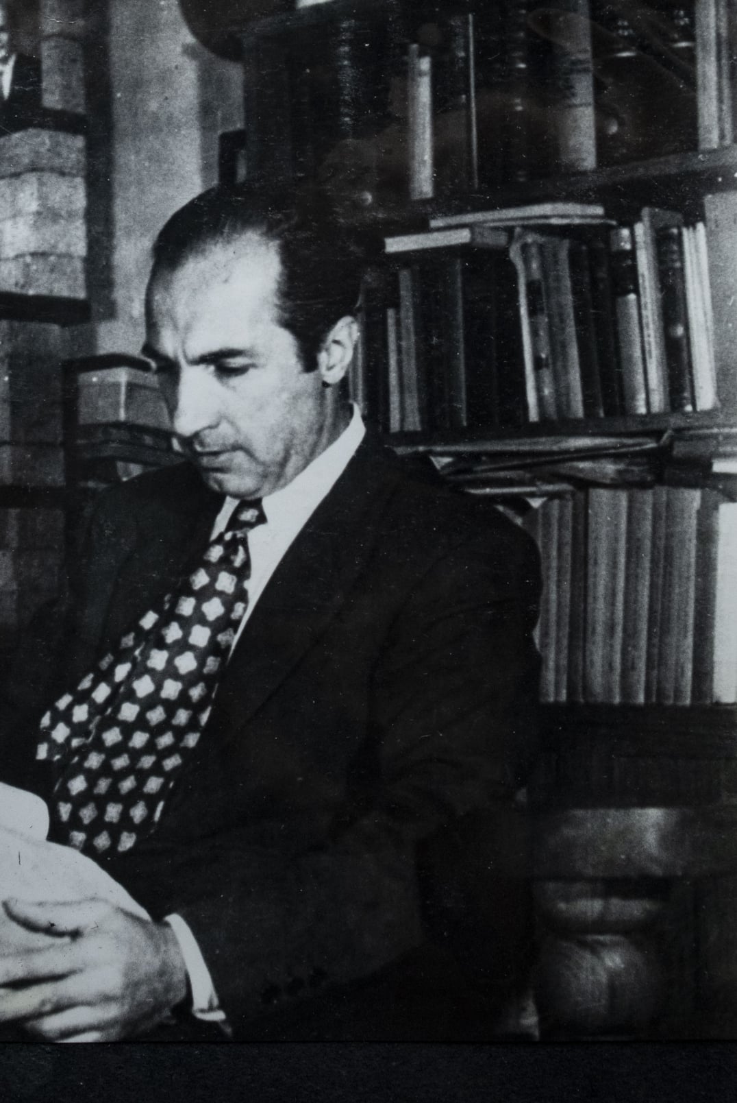 Germán consultando un libro